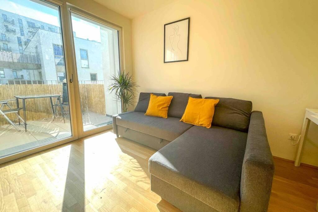 Modern & Sunny 52M2 Apartment With Balcony & Fast Wifi Wenen Buitenkant foto