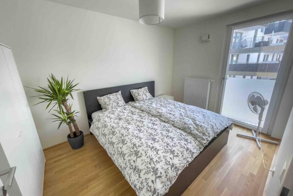 Modern & Sunny 52M2 Apartment With Balcony & Fast Wifi Wenen Buitenkant foto