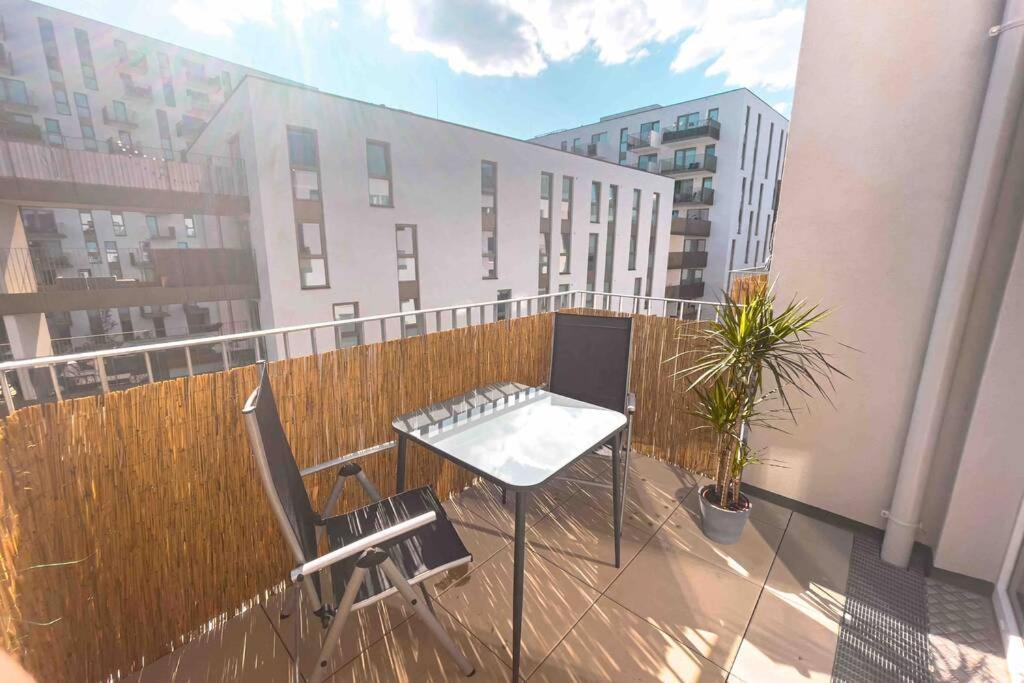 Modern & Sunny 52M2 Apartment With Balcony & Fast Wifi Wenen Buitenkant foto